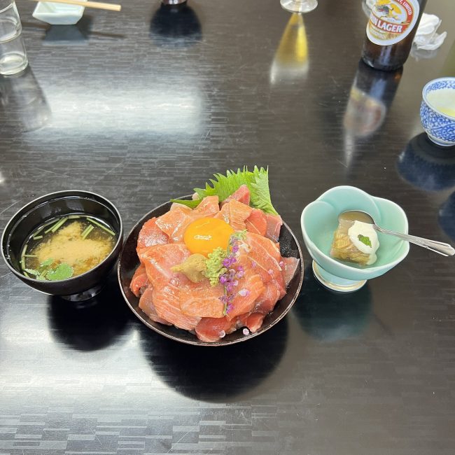 伊豆島三浦海岸店マグロ三色丼