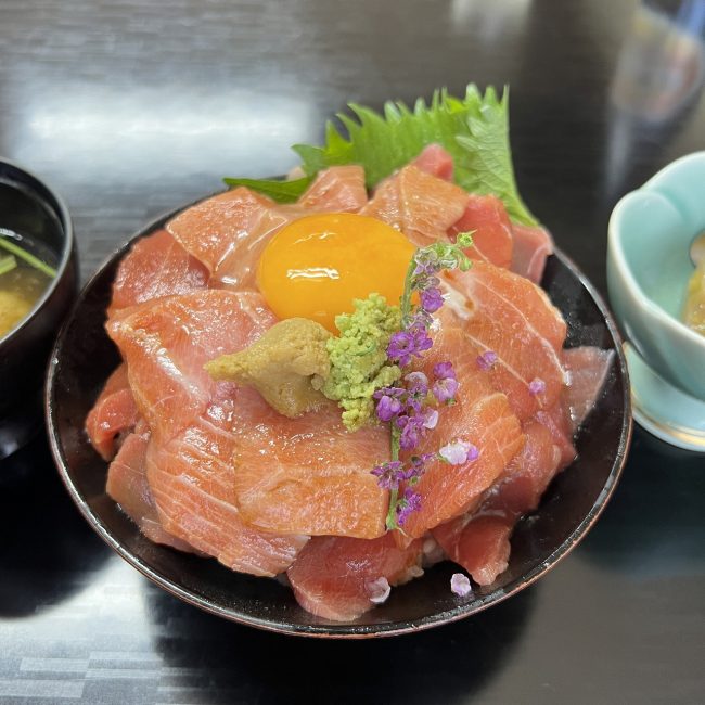 伊豆島三浦海岸店マグロ三色丼-お椀デザート付き