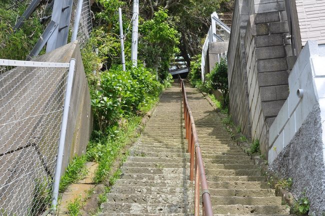 急な階段の神社